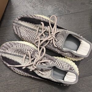 Yeezy Sneaker just like brand new